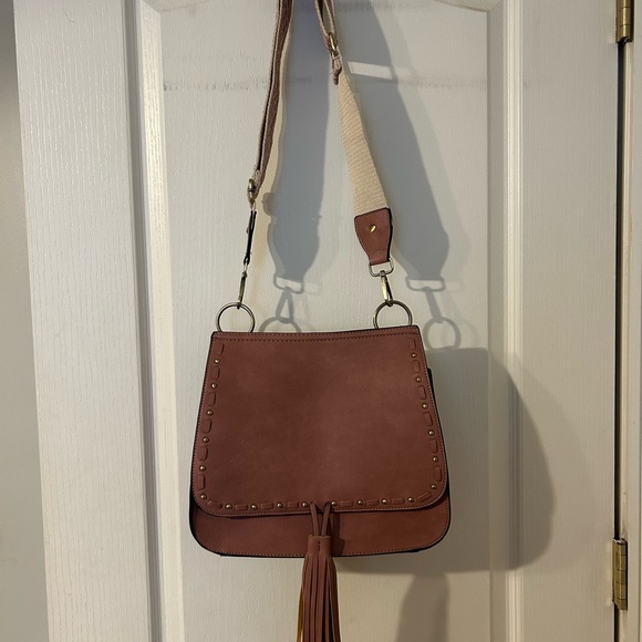 Jen & Co Boho Studded Tassel Crossbody Bag Mauve Vegan Leather Guitar Strap NWT - Picture 2 of 9